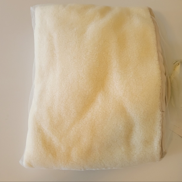 Sherpa blanket gift set Cloud b cream color with lamb stuffed toy - Picture 2 of 10